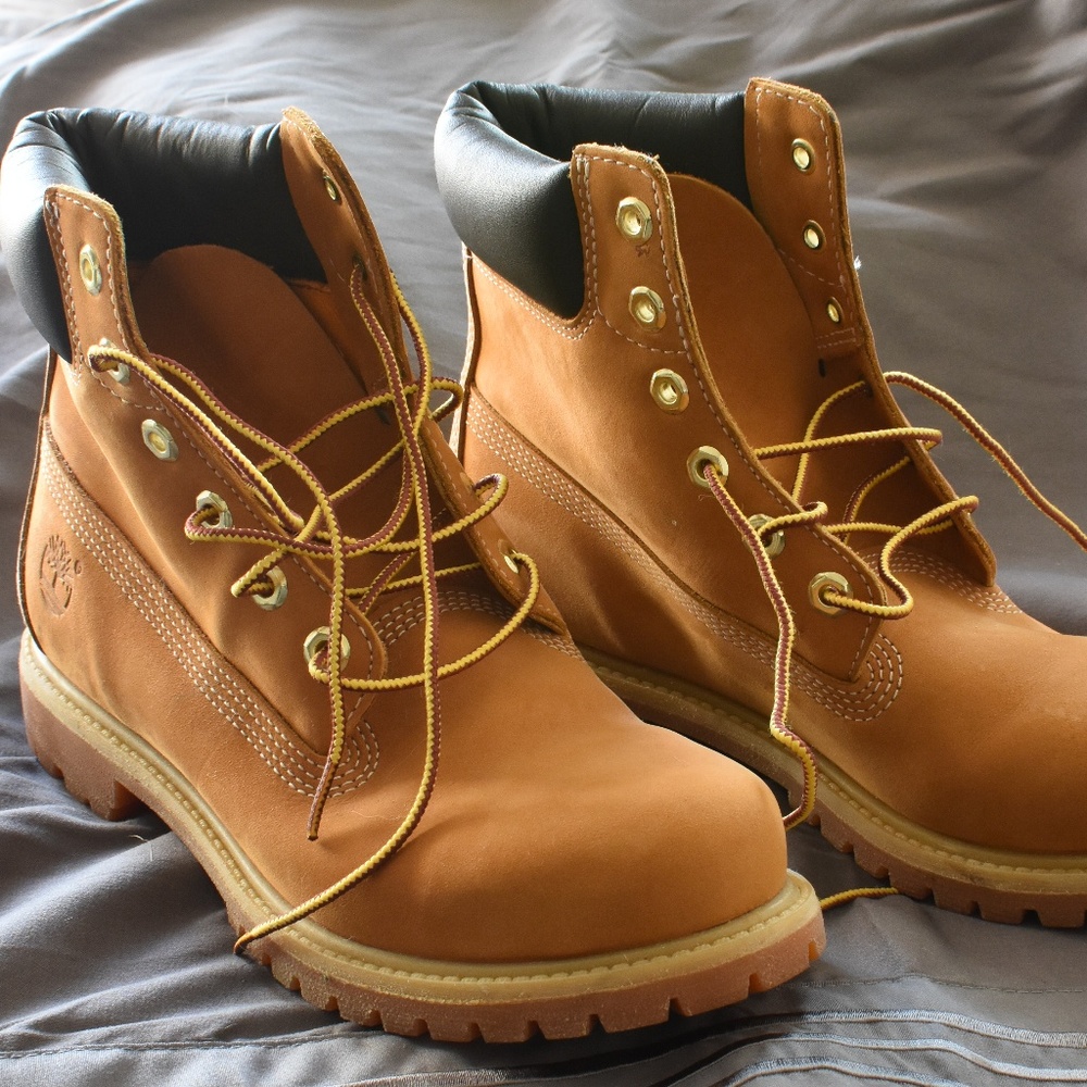 (NWOT) Women’s timberland boots in wheat.